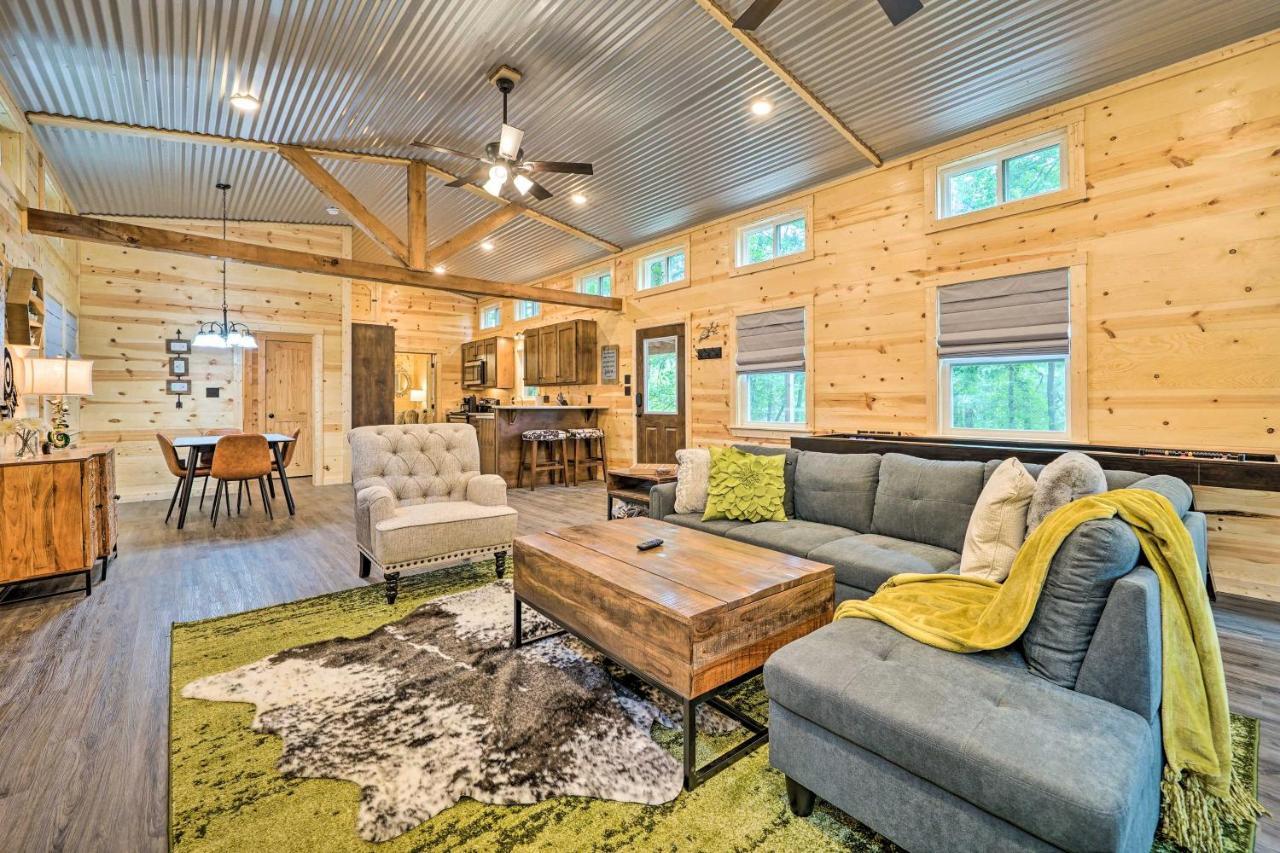 Stylish Cabin By Beavers Bend Hot Tub And Fire Pit ブロークン・ボウ エクステリア 写真