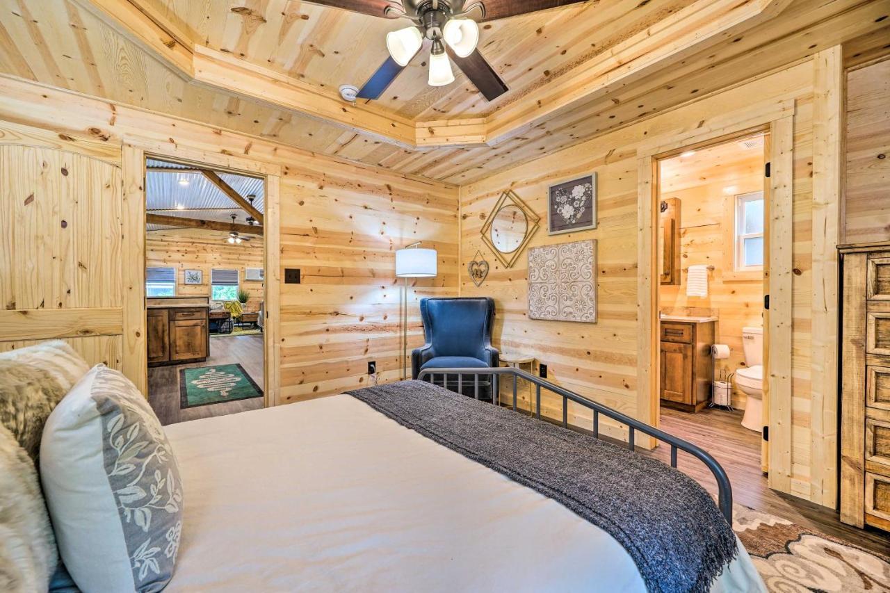 Stylish Cabin By Beavers Bend Hot Tub And Fire Pit ブロークン・ボウ エクステリア 写真