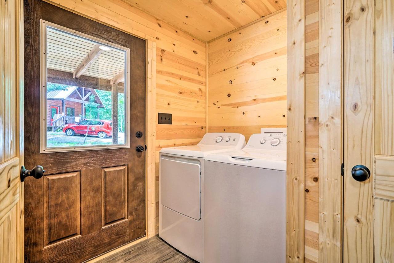 Stylish Cabin By Beavers Bend Hot Tub And Fire Pit ブロークン・ボウ エクステリア 写真