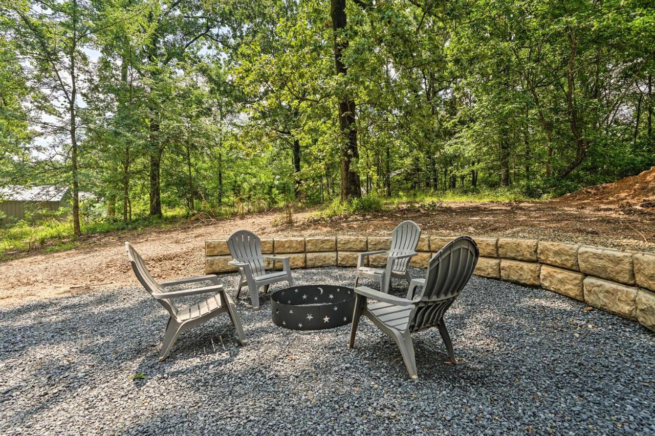 Stylish Cabin By Beavers Bend Hot Tub And Fire Pit ブロークン・ボウ エクステリア 写真