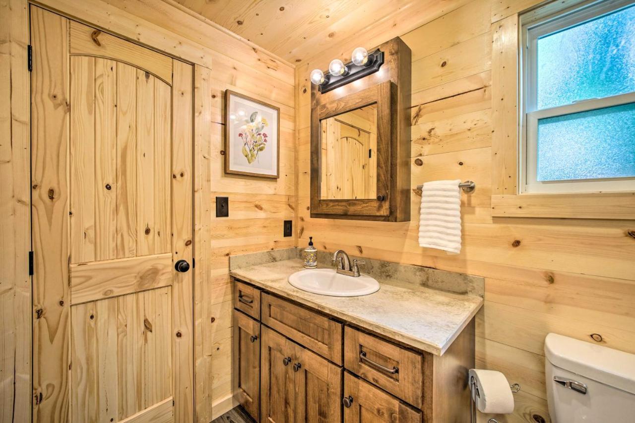 Stylish Cabin By Beavers Bend Hot Tub And Fire Pit ブロークン・ボウ エクステリア 写真