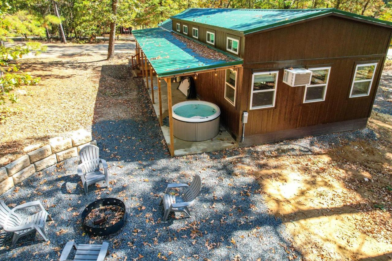Stylish Cabin By Beavers Bend Hot Tub And Fire Pit ブロークン・ボウ エクステリア 写真