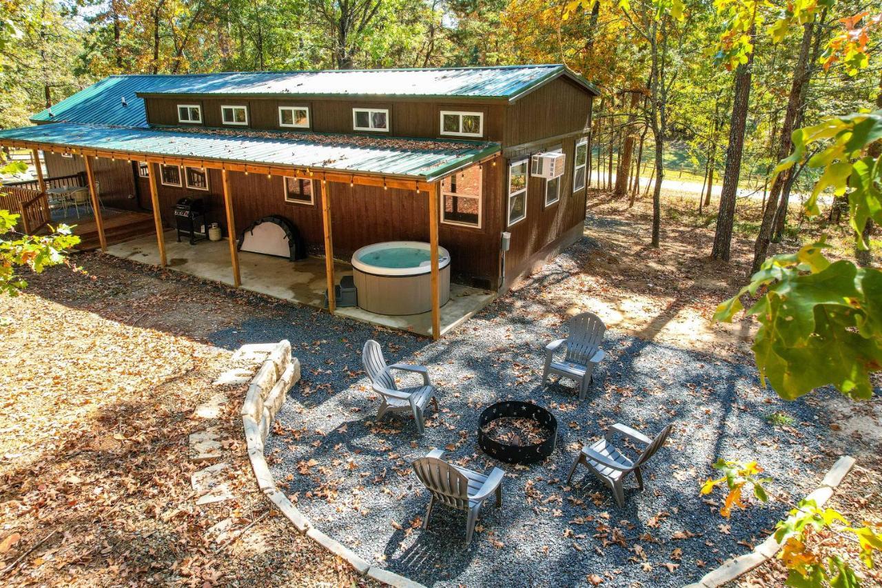 Stylish Cabin By Beavers Bend Hot Tub And Fire Pit ブロークン・ボウ エクステリア 写真