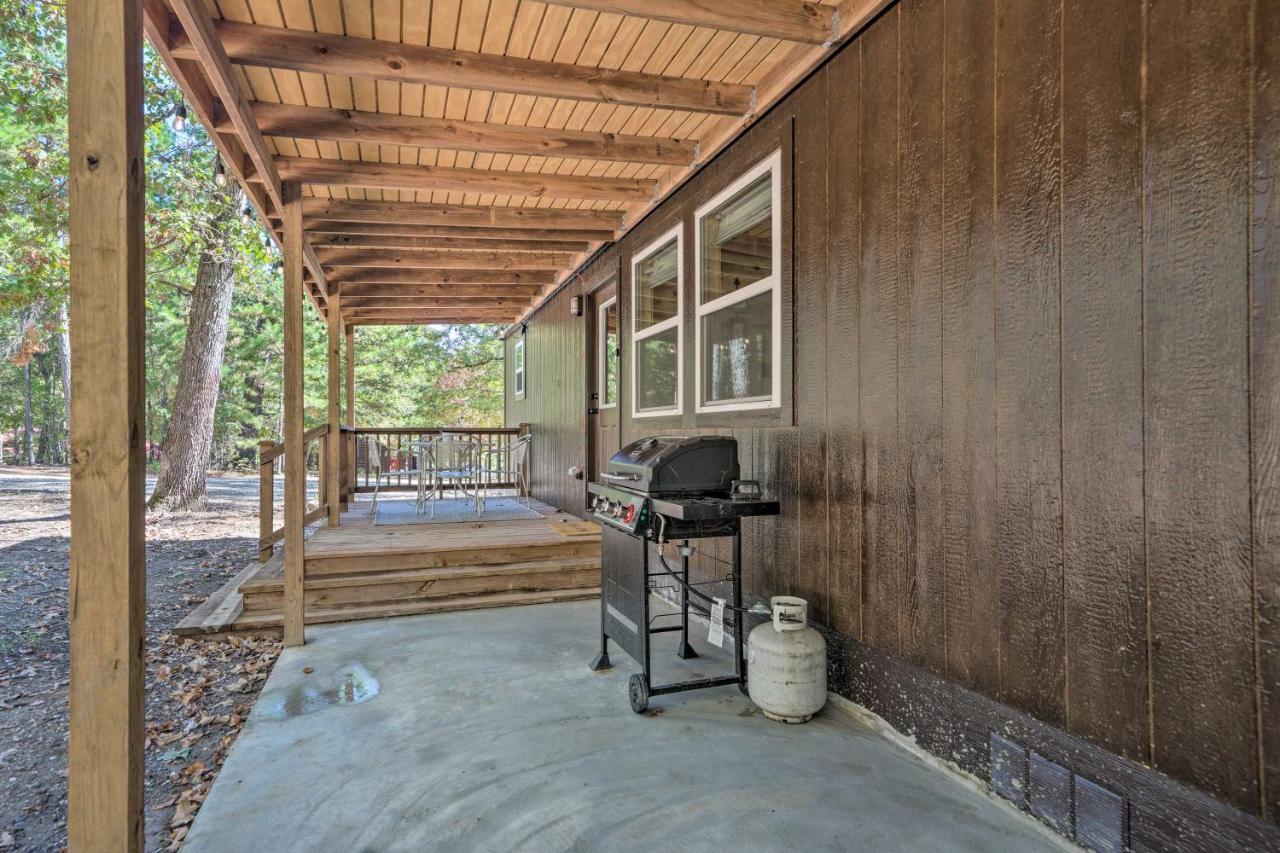 Stylish Cabin By Beavers Bend Hot Tub And Fire Pit ブロークン・ボウ エクステリア 写真
